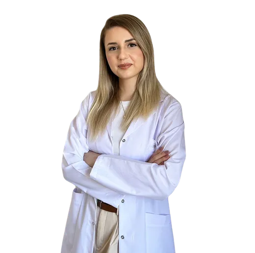 Diyetisyen Sinem Tan, beyaz önlüğüyle gülümseyerek poz veriyor